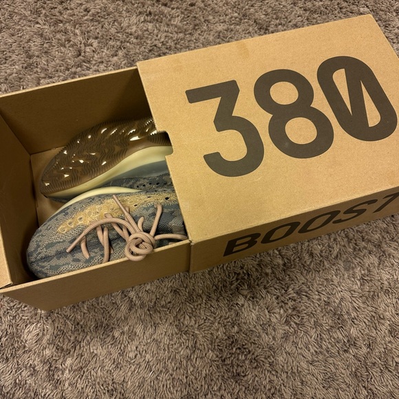 380 Yeezy Aliens Authentic - Picture 2 of 6